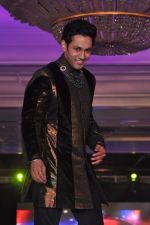 Model walk the ramp at Umeed-Ek Koshish charitable fashion show in Leela hotel on 9th Nov 2012.1 (18).JPG